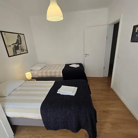 Belem! Charming 2 Bedroom W Terrace, Wifi & Free Street Parking *