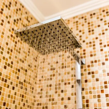 Belem! Charming 2 Bedroom W Terrace, Wifi & Free Street Parking Apartment