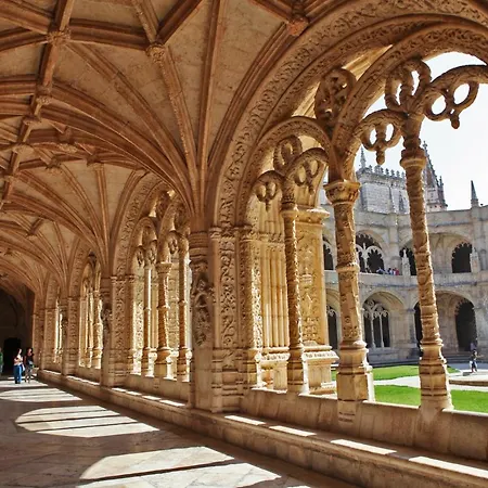 Belem! Charming 2 Bedroom W Terrace, Wifi & Free Street Parking * リスボン