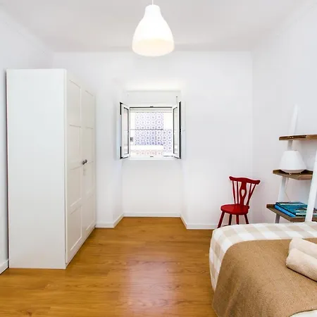 Belem! Charming 2 Bedroom W Terrace, Wifi & Free Street Parking