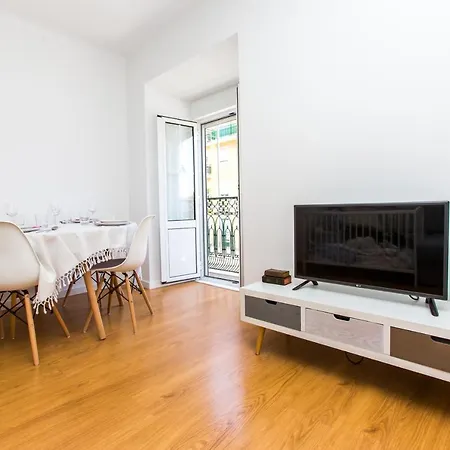 Belem! Charming 2 Bedroom W Terrace, Wifi & Free Street Parking