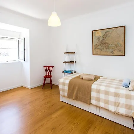 Belem! Charming 2 Bedroom W Terrace, Wifi & Free Street Parking