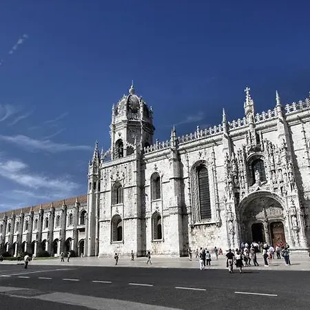Belem! Charming 2 Bedroom W Terrace, Wifi & Free Street Parking Lisbona