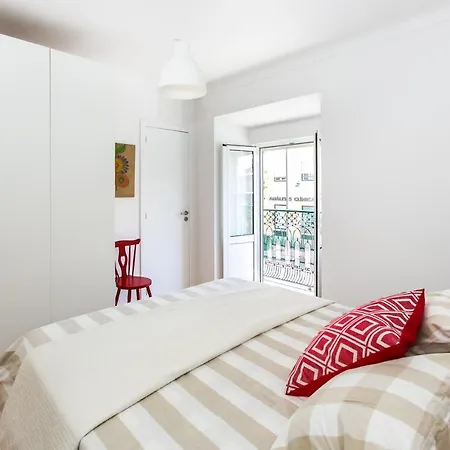 Belem! Charming 2 Bedroom W Terrace, Wifi & Free Street Parking Lisbona