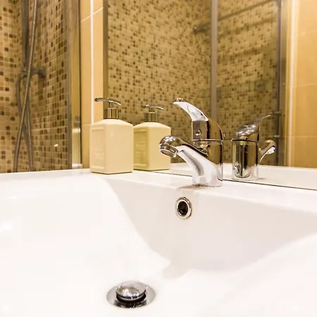 Belem! Charming 2 Bedroom W Terrace, Wifi & Free Street Parking