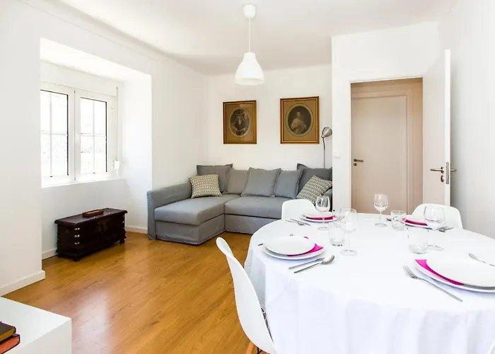 Belem! Charming 2 Bedroom W Terrace, Wifi & Free Street Parking