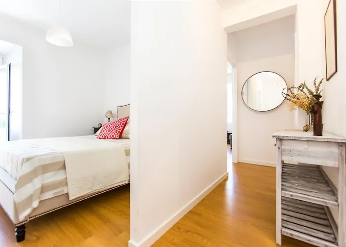 Belem! Charming 2 Bedroom W Terrace, Wifi & Free Street Parking