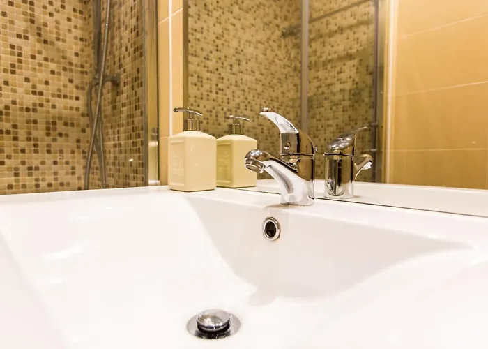 Belem! Charming 2 Bedroom W Terrace, Wifi & Free Street Parking