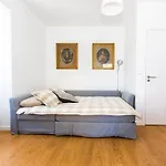 Belem! Charming 2 Bedroom W Terrace, Wifi & Free Street Parking Lisboa