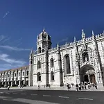 Belem! Charming 2 Bedroom W Terrace, Wifi & Free Street Parking Lisboa