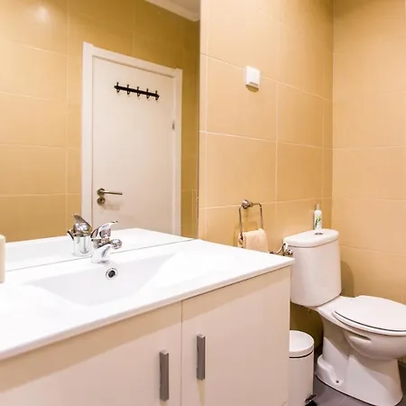 Belem! Charming 2 Bedroom W Terrace, Wifi & Free Street Parking * Лісабон