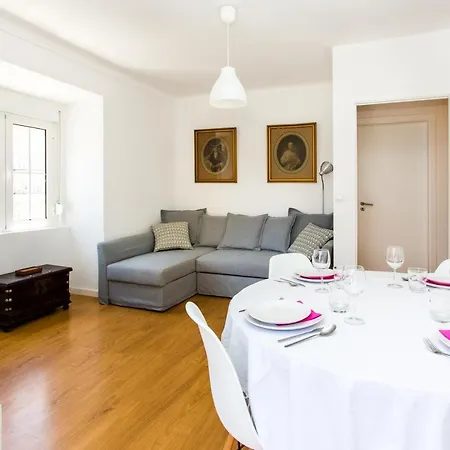 Belem! Charming 2 Bedroom W Terrace, Wifi & Free Street Parking
