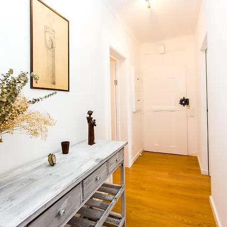 Belem! Charming 2 Bedroom W Terrace, Wifi & Free Street Parking