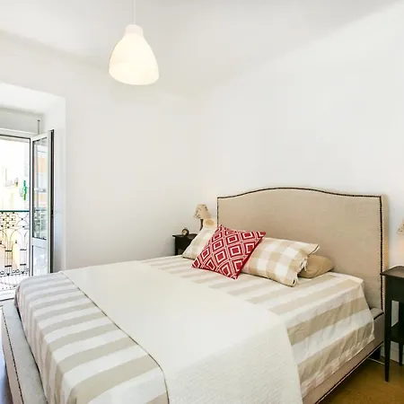 Апартаменты Belem! Charming 2 Bedroom W Terrace, Wifi & Free Street Parking *