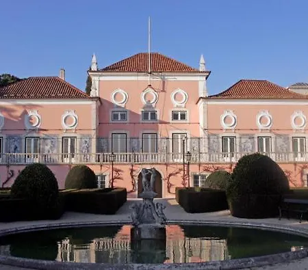 Belem! Charming 2 Bedroom W Terrace, Wifi & Free Street Parking *