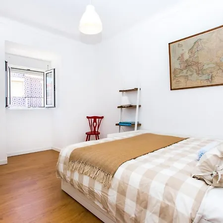Belem! Charming 2 Bedroom W Terrace, Wifi & Free Street Parking * Лиссабон