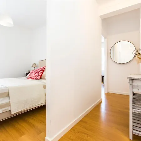 Belem! Charming 2 Bedroom W Terrace, Wifi & Free Street Parking