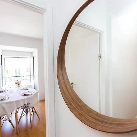 Belem! Charming 2 Bedroom W Terrace, Wifi & Free Street Parking * Лиссабон